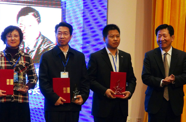 安邦集團董事長李貽連當選“2013中國企業(yè)自主創(chuàng)新十大人物”(圖4)